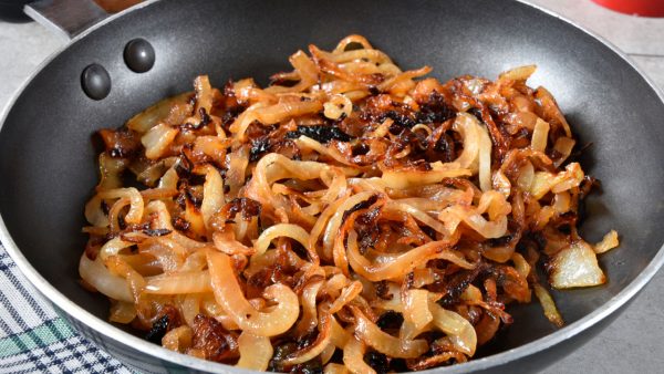 Cebola-Caramelizada-no-Urucum Cebola-Caramelizada-no-Urucum