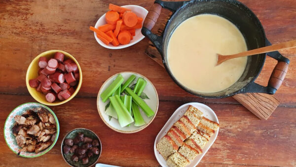 Fondue de queijo low carb: receita simples e acompanhamentos Fondue de queijo low carb: receita simples e acompanhamentos