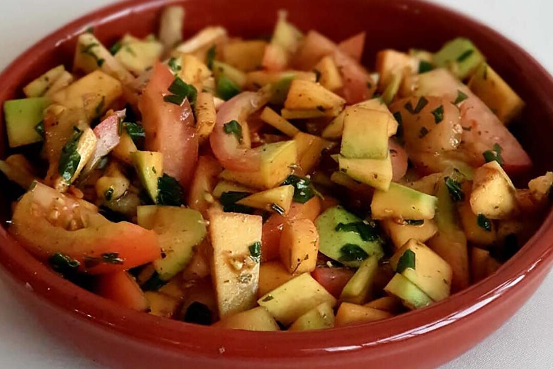 Paty Ayres – Receita de Salada de Manga Verde Paty Ayres - Receita de Salada de Manga Verde