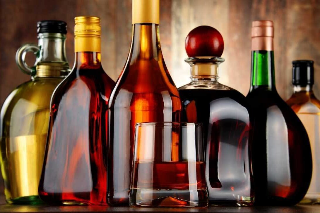 Sobre Bebidas Alcoólicas Imagem com várias garrafas de Bebidas Alcoólicas - Por Paty Ayres