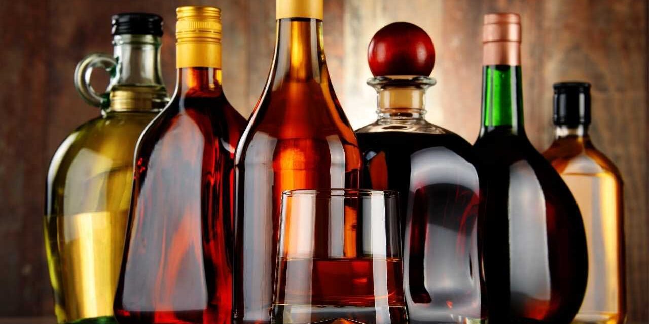 Sobre Bebidas Alcoólicas Imagem com várias garrafas de Bebidas Alcoólicas - Por Paty Ayres