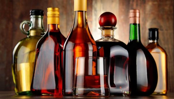 Sobre Bebidas Alcoólicas Imagem com várias garrafas de Bebidas Alcoólicas - Por Paty Ayres
