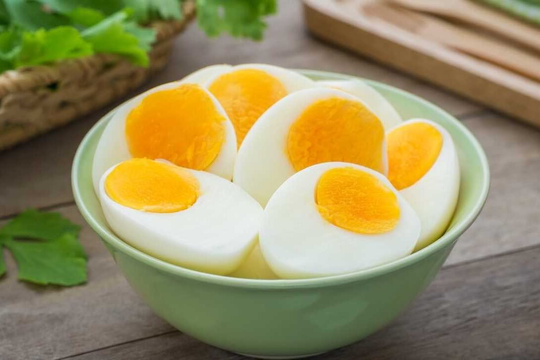 4 Motivos para Incluir OVOS na Dieta Imagem de ovos cozidos para ilustrar a importância de ovos na dieta - Por Paty Ayres