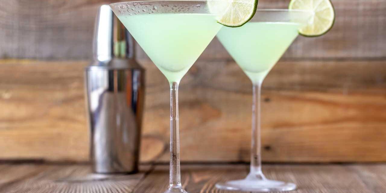 Receita de Daiquiri Imagem de duas taças com drink Daiquiri - Receita por Paty Ayres