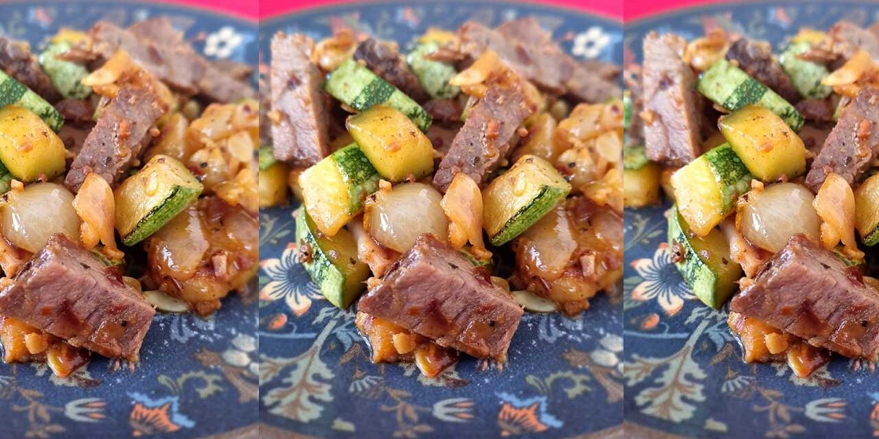 Imagem de prato contendo um mexido de legumes com carnes picadas