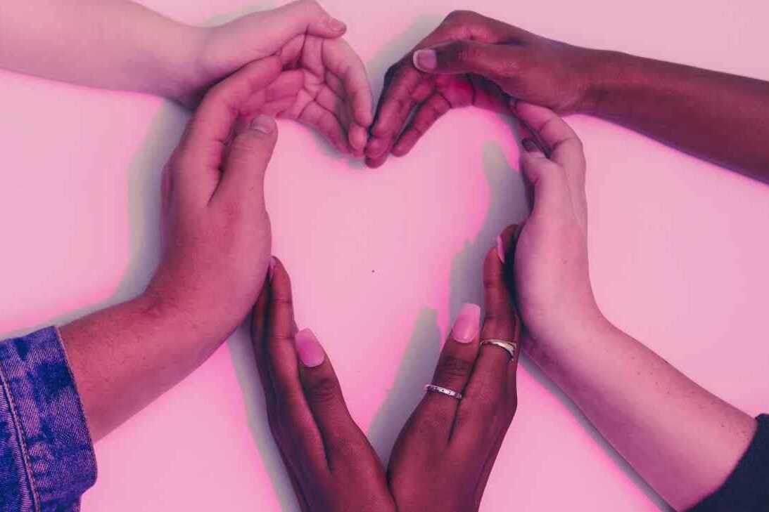 A diferença entre Empatia e Compaixão Imagem com mãos formando um coração