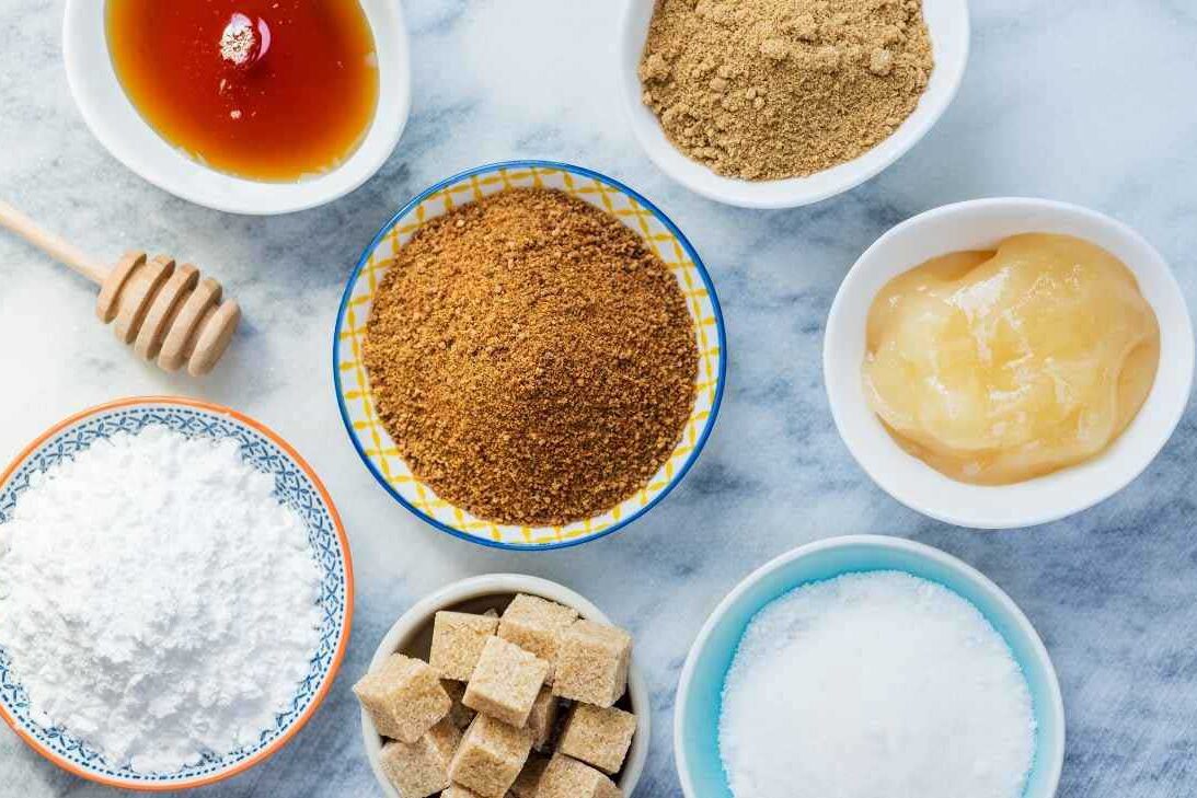 Adoçantes ou Edulcorantes? Imagem de postes com diversos tipos de acúcares/adoçantes para ilustrar artigo de Paty Ayres