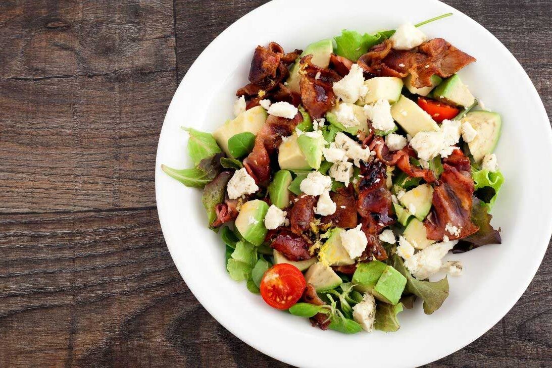 Salada de Abacate e Bacon Imagem de prato com Salada de Abacate e Bacon - Por Paty Ayres