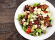 Imagem de prato com Salada de Abacate e Bacon - Por Paty Ayres