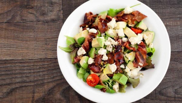 Salada de Abacate e Bacon Imagem de prato com Salada de Abacate e Bacon - Por Paty Ayres