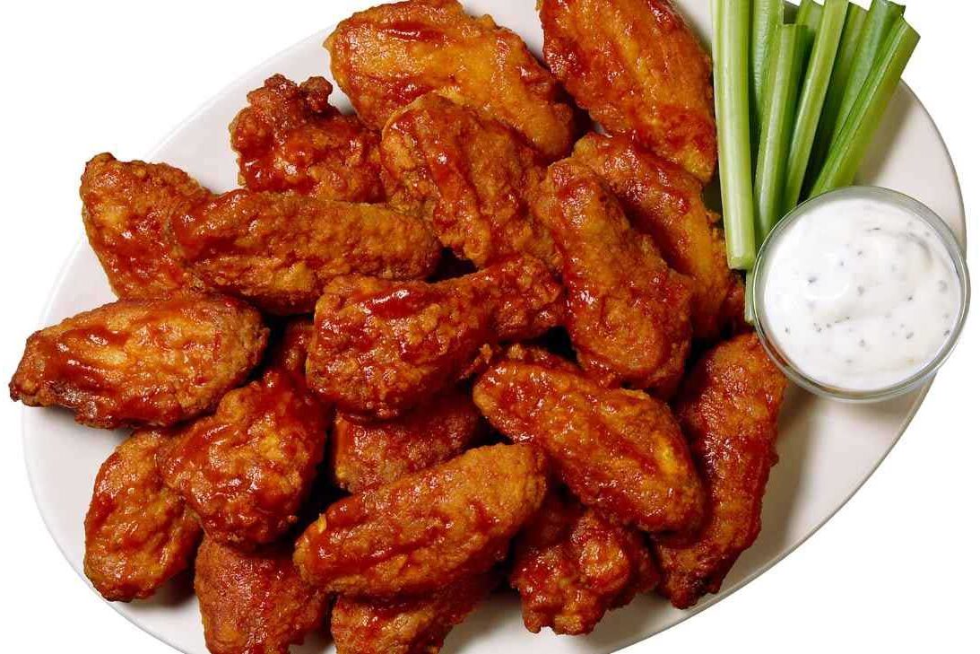 Tulipa e Coxinha de Asa Apimentadas – Por Paty Ayres Imagem de Prato com Tulipa e Coxinha de Asa Apimentadas - Por Paty Ayres