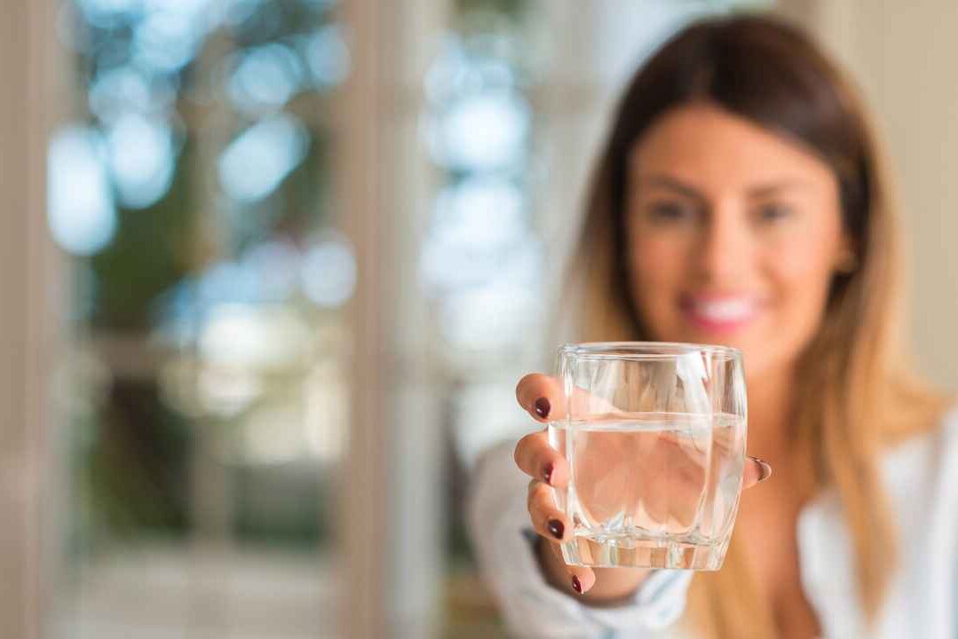 Precisamos mesmo beber 8 copos de água por dia? Precisamos mesmo beber 8 copos de água por dia? Por Paty Ayres