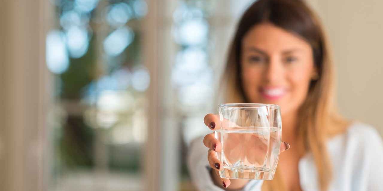 Precisamos mesmo beber 8 copos de água por dia? Precisamos mesmo beber 8 copos de água por dia? Por Paty Ayres