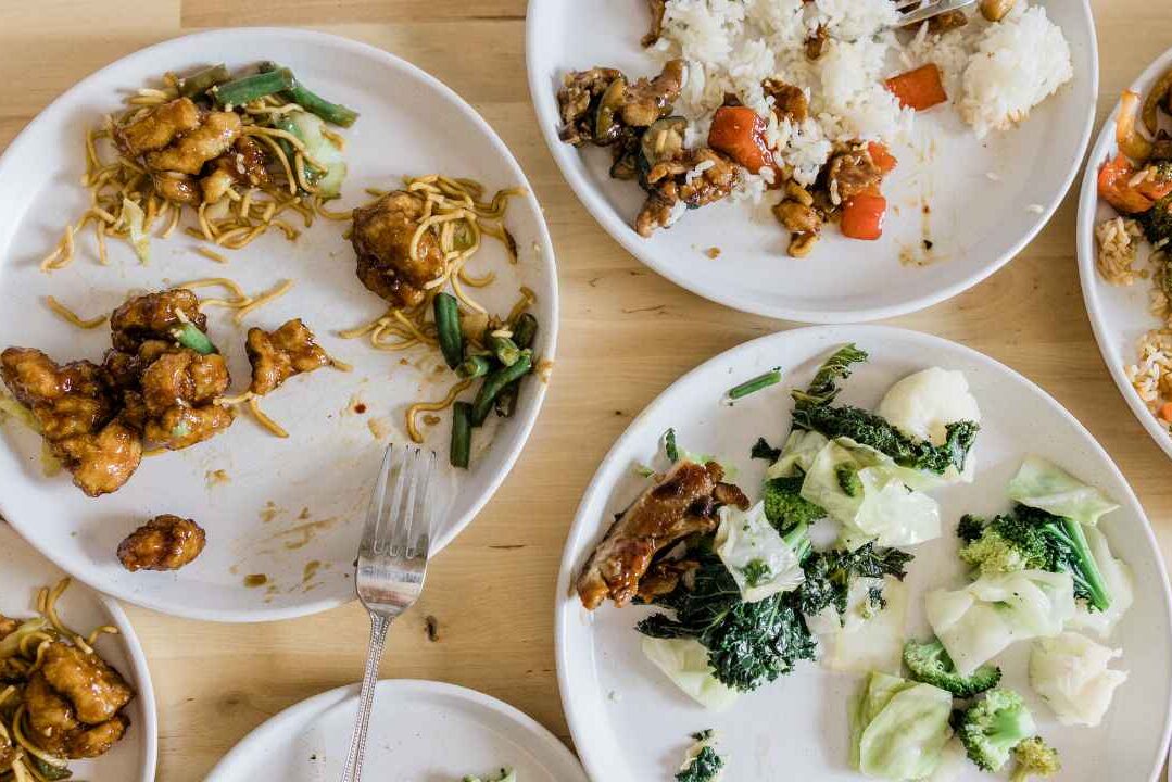 Sobrou muita comida… O que fazer Imagem de pratos variados com sobras de alimentos