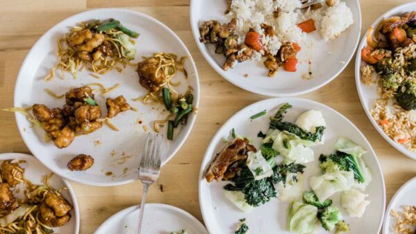 Sobrou muita comida… O que fazer Imagem de pratos variados com sobras de alimentos