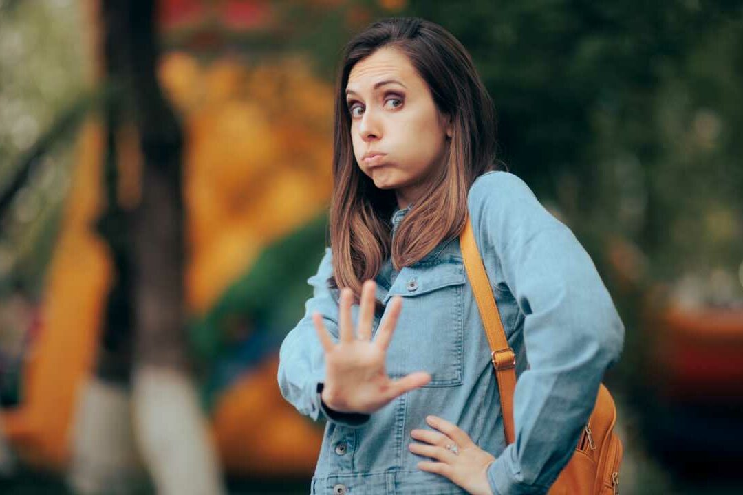 Mulher Dizendo Não a um Comvite Dizer não aos convites de festas que você não quer ir pode ser a melhor coisa para sua Saúde Mental.