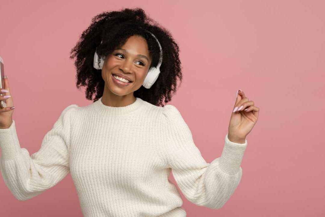 Mulher onvindo música feliz Músicas podem estimular emoções que vão impactar poderosamente a formação de memórias.