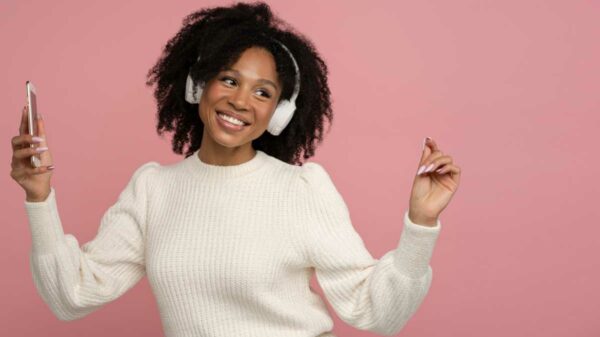 Mulher onvindo música feliz Músicas podem estimular emoções que vão impactar poderosamente a formação de memórias.