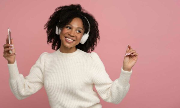 Mulher onvindo música feliz Músicas podem estimular emoções que vão impactar poderosamente a formação de memórias.